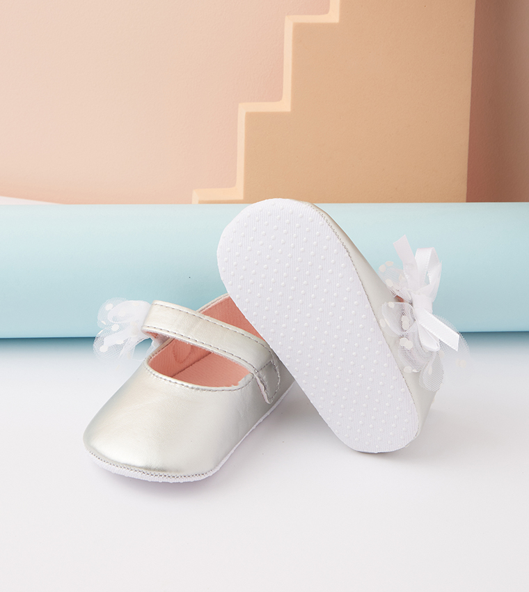 حذاء ماري جين بنقشة بارزة 