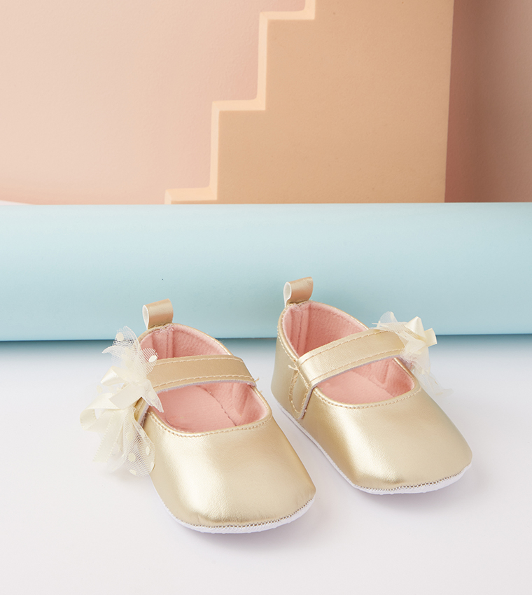 حذاء ماري جين بنقشة بارزة 