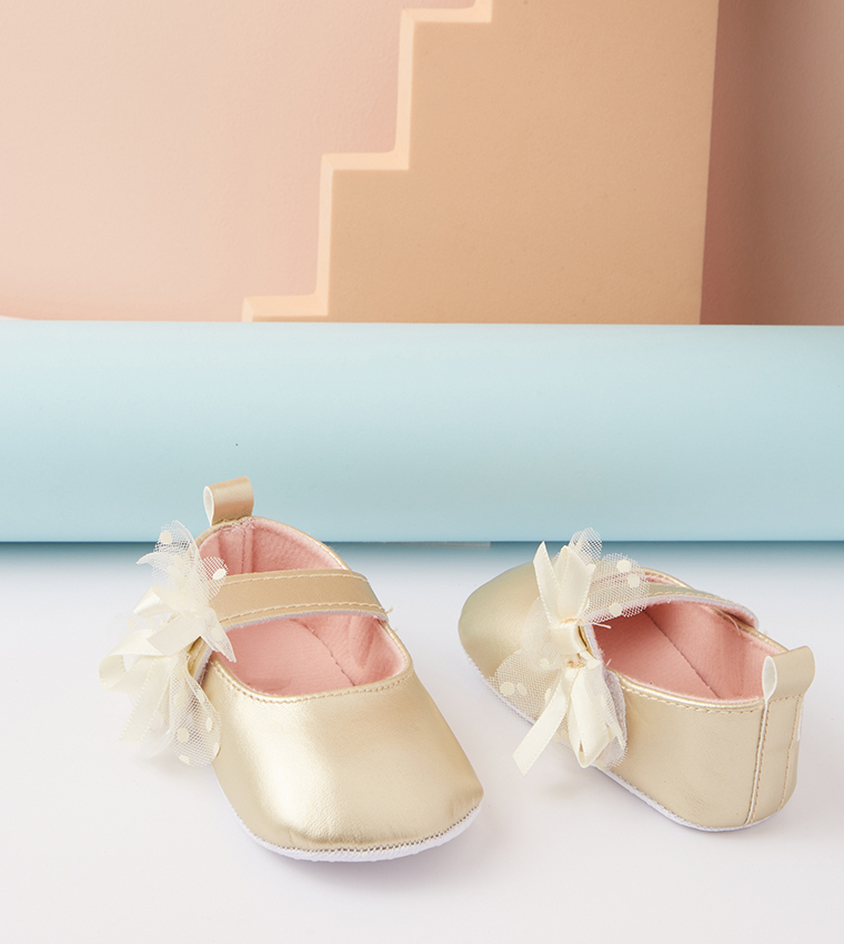 حذاء ماري جين بنقشة بارزة 