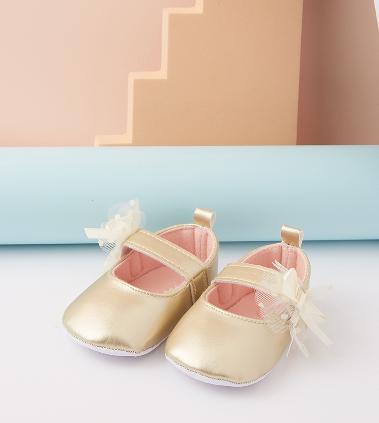 حذاء ماري جين بنقشة بارزة 