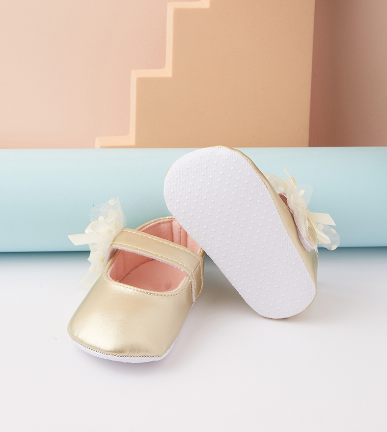 حذاء ماري جين بنقشة بارزة 