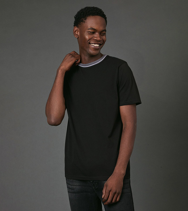 تيشيرت بياقة مستديرة وحواف متباينة 