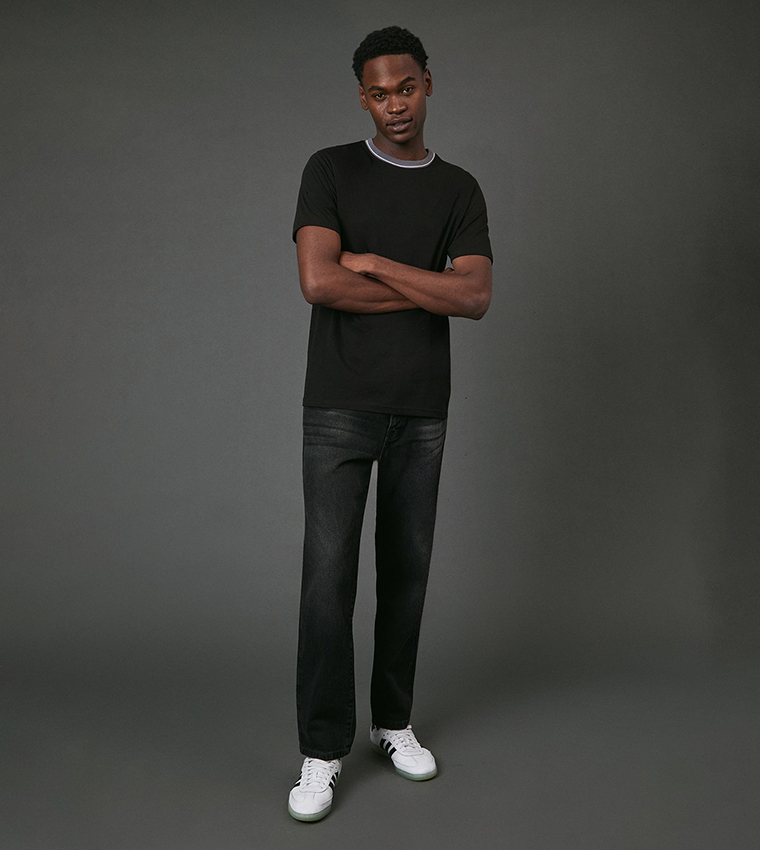 تيشيرت بياقة مستديرة وحواف متباينة 