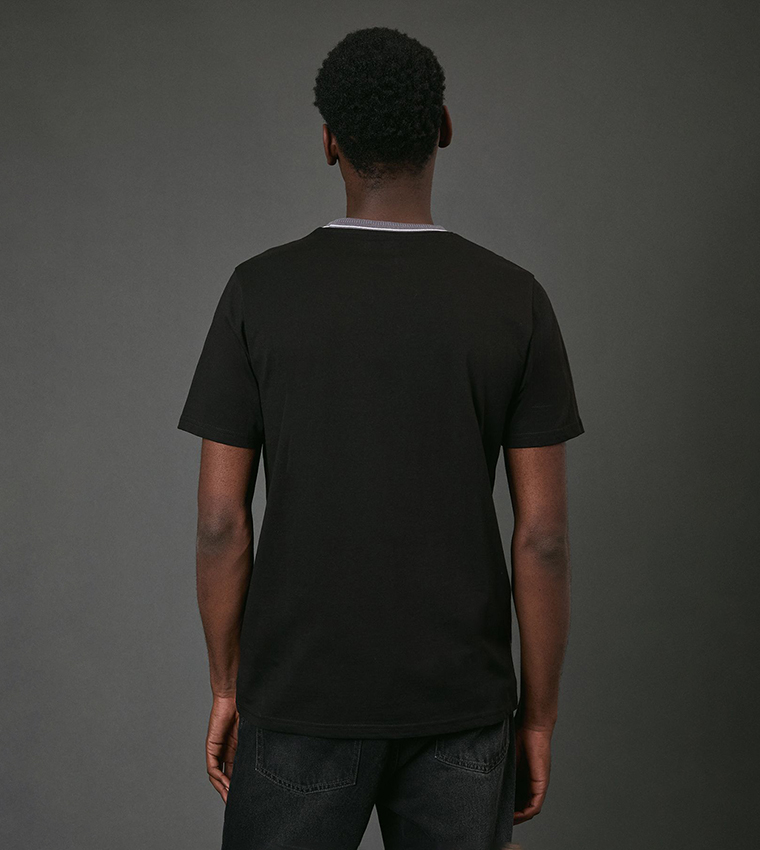 تيشيرت بياقة مستديرة وحواف متباينة 