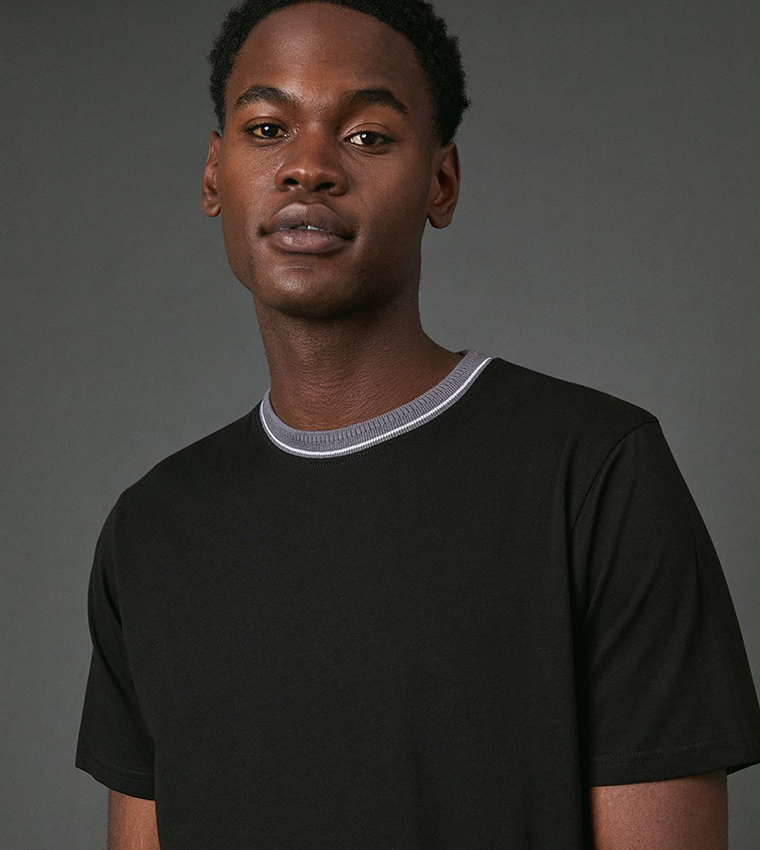 تيشيرت بياقة مستديرة وحواف متباينة 