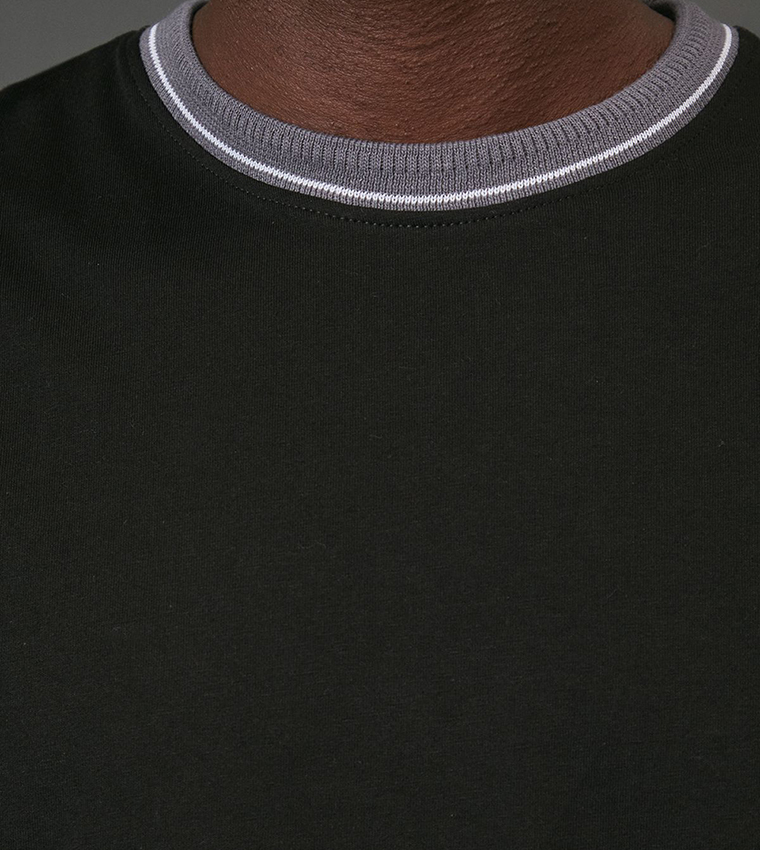 تيشيرت بياقة مستديرة وحواف متباينة 