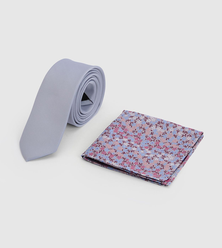 طقم ربطة عنق سادة ومنديل جيب بنقشة ورود صغيرة