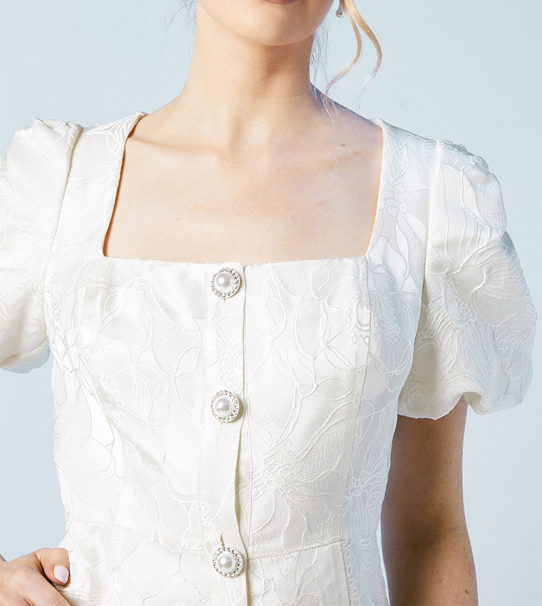 فستان ميني جاكار مزخرف بأكمام منتفخة وزر لؤلؤ