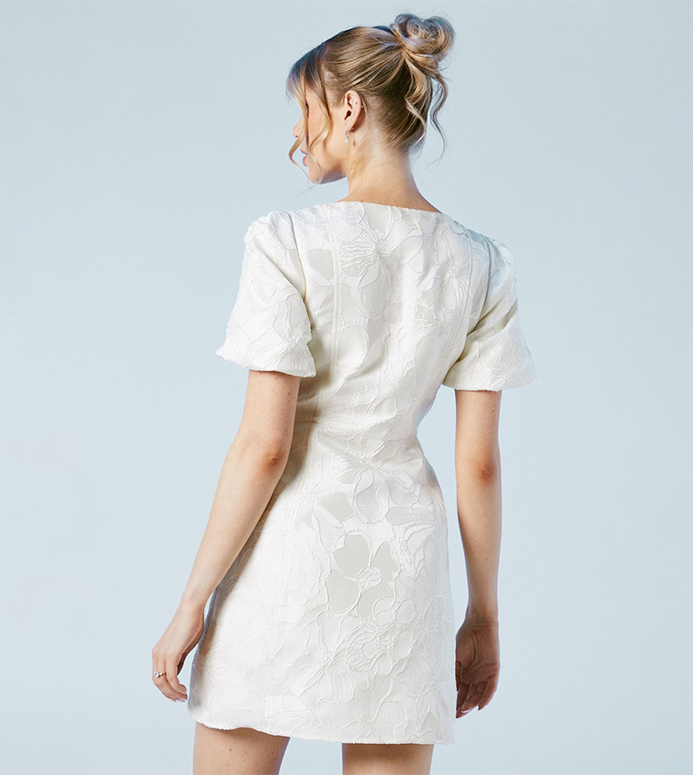 فستان ميني جاكار مزخرف بأكمام منتفخة وزر لؤلؤ