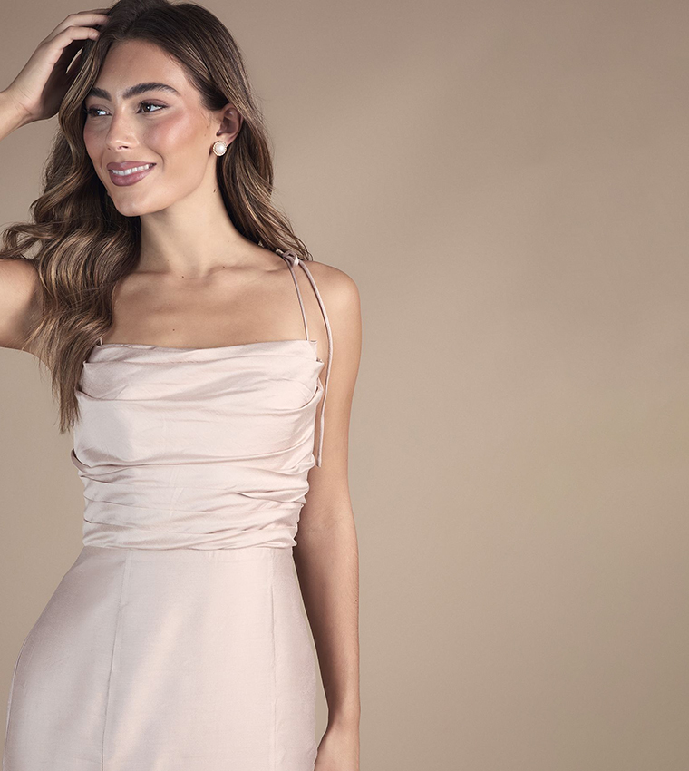 فستان ساتان بياقة منسدلة بحمالات لوصيفات العروسة 