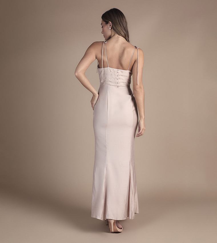 فستان ساتان بياقة منسدلة بحمالات لوصيفات العروسة 