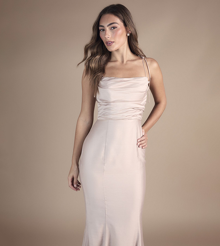 فستان ساتان بياقة منسدلة بحمالات لوصيفات العروسة 