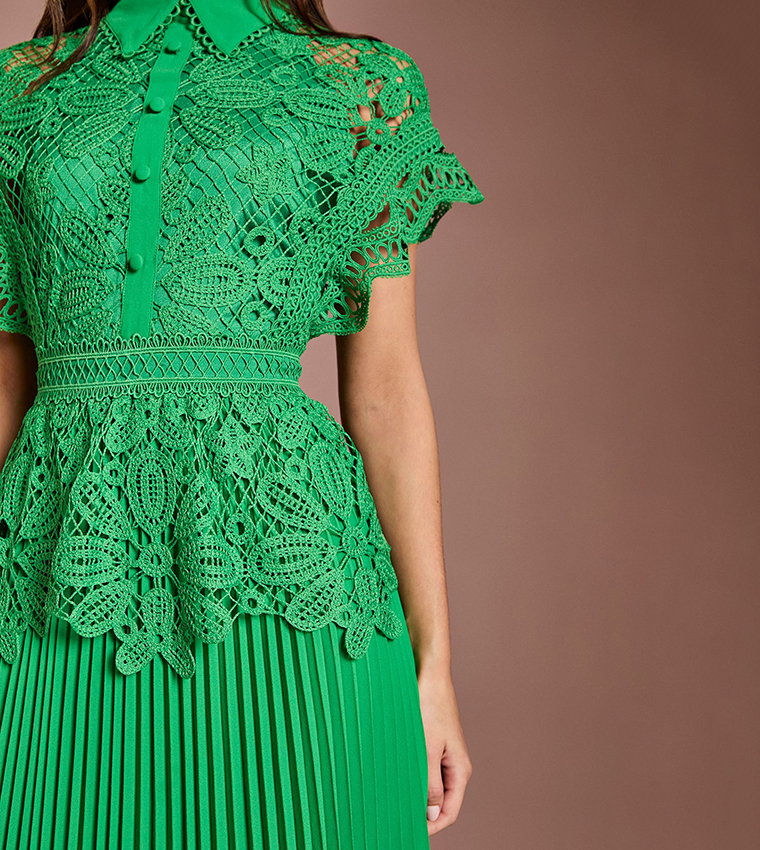 فستان ميدي بتنورة بكسرات وتوب دانتيل بقبة