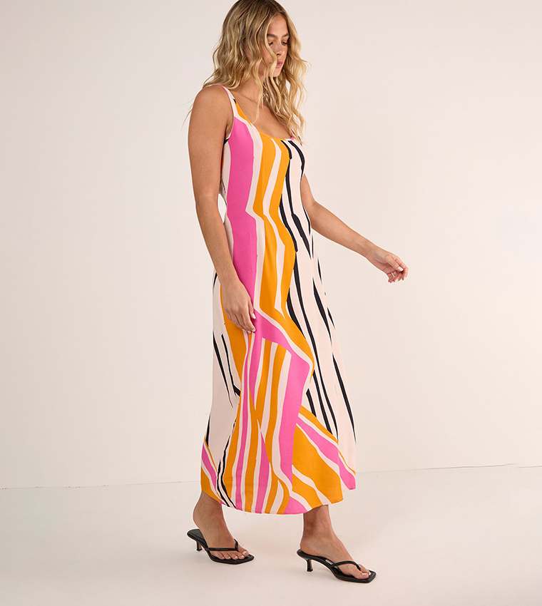 فستان ماكسي برقبة دائرية وطبعة