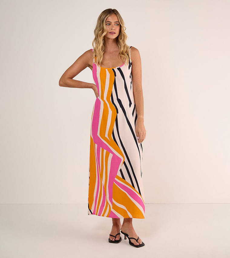 فستان ماكسي برقبة دائرية وطبعة