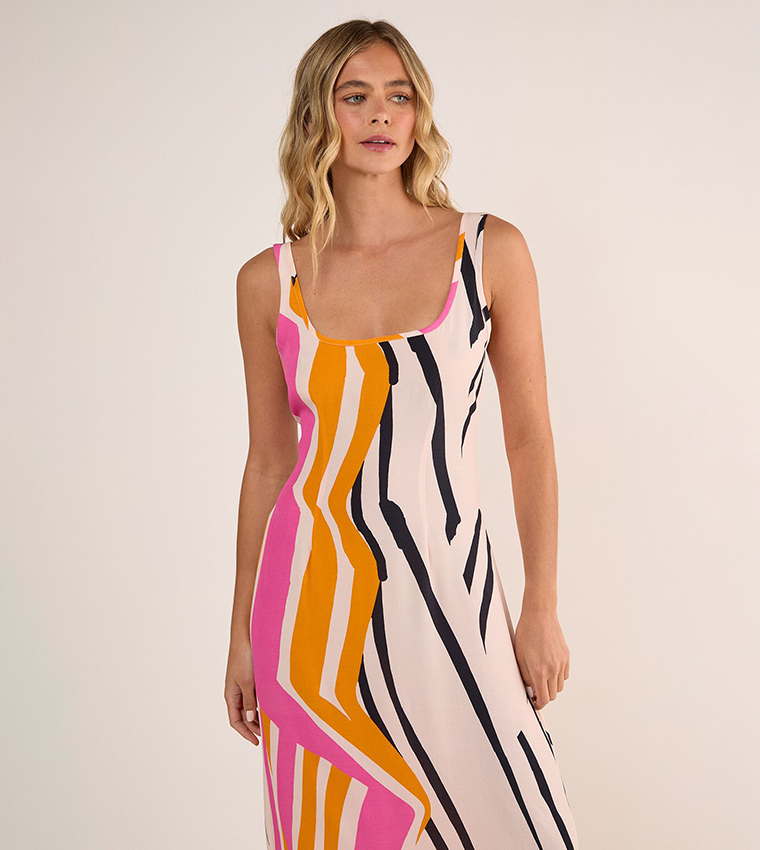 فستان ماكسي برقبة دائرية وطبعة