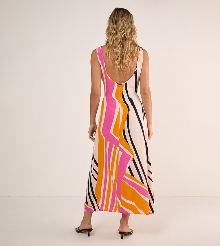 فستان ماكسي برقبة دائرية وطبعة