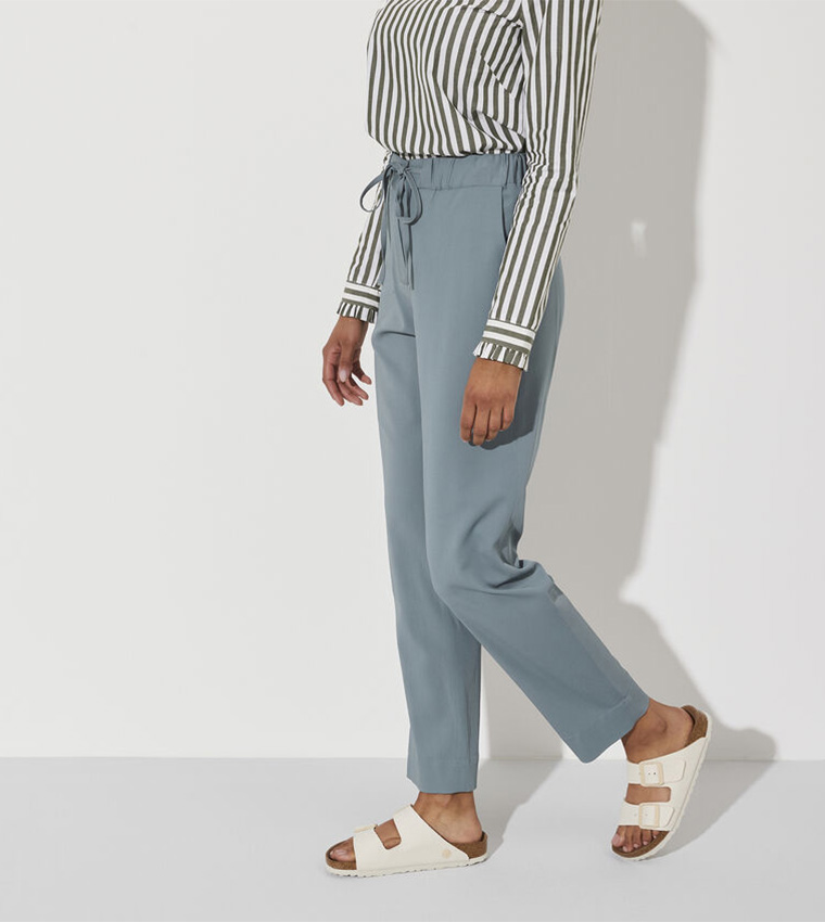 صندل مزين بمشبك 