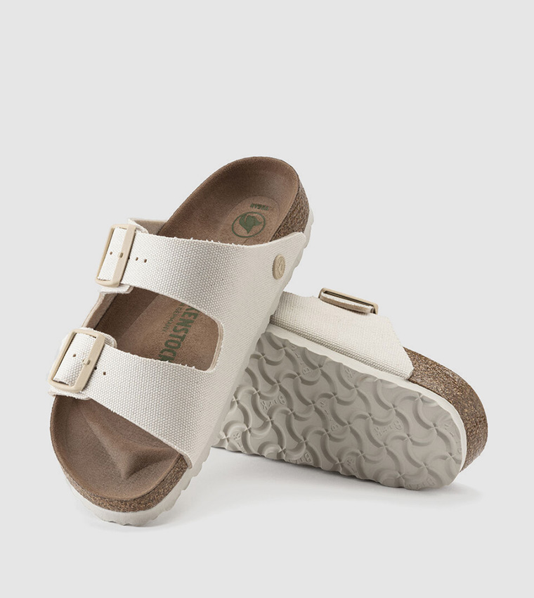 صندل مزين بمشبك 