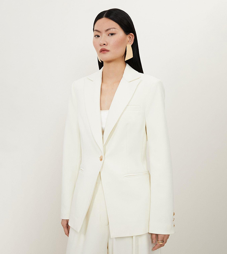 بليزر بياقة عريضة وأكمام طويلة