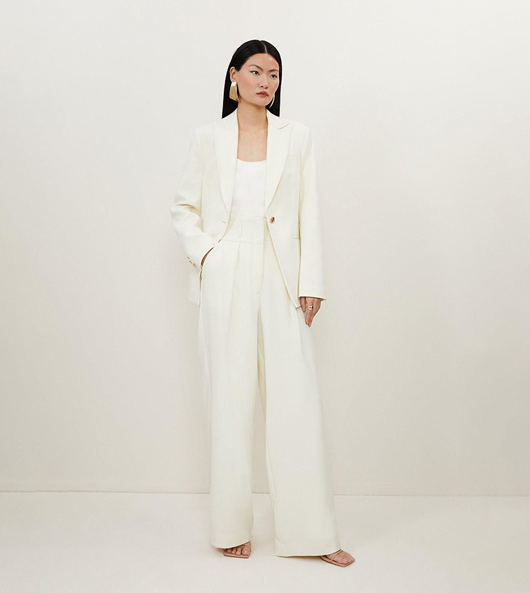 بليزر بياقة عريضة وأكمام طويلة