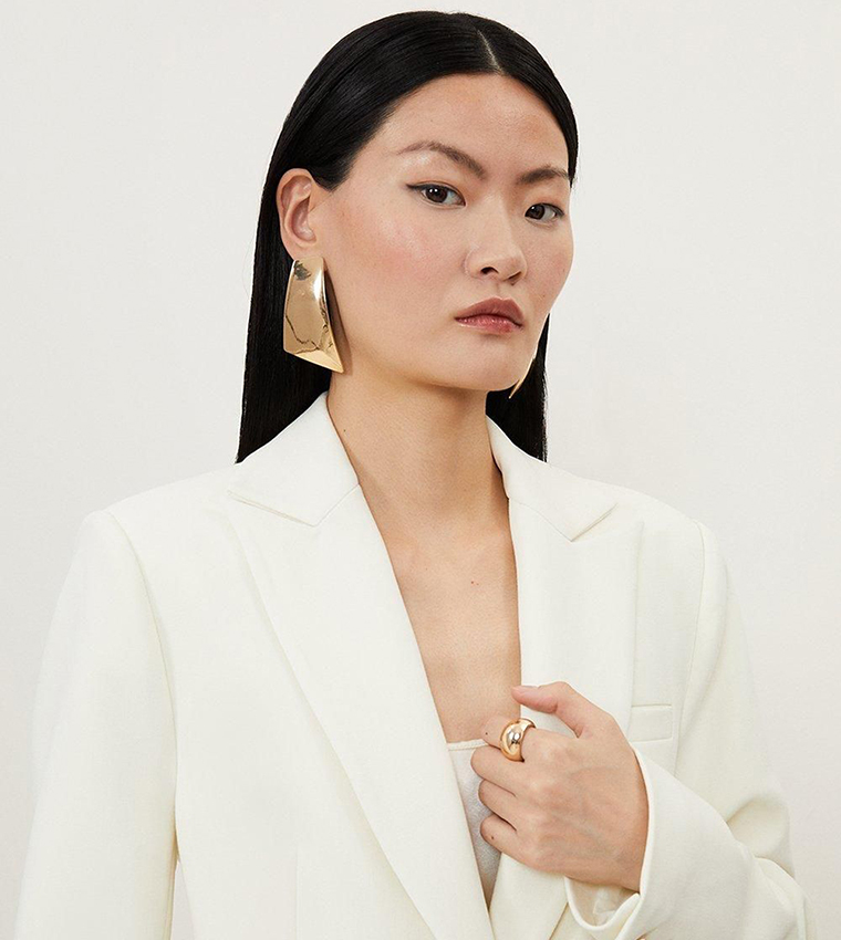 بليزر بياقة عريضة وأكمام طويلة