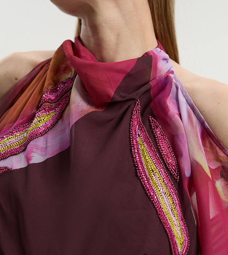 فستان ماكسي بأكتاف مكشوفة