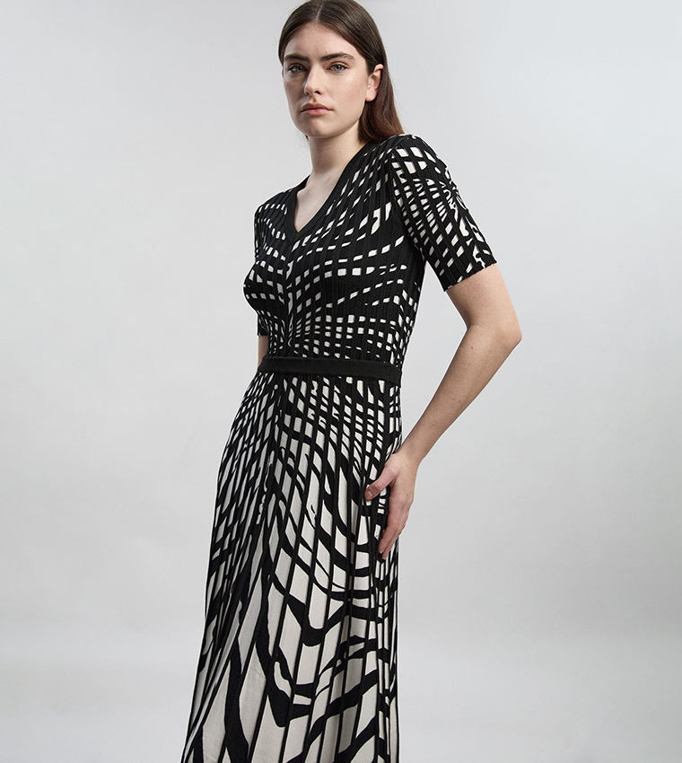 Zebra Jacquard Knit Full Skirted Short Sleeves Midi Dress