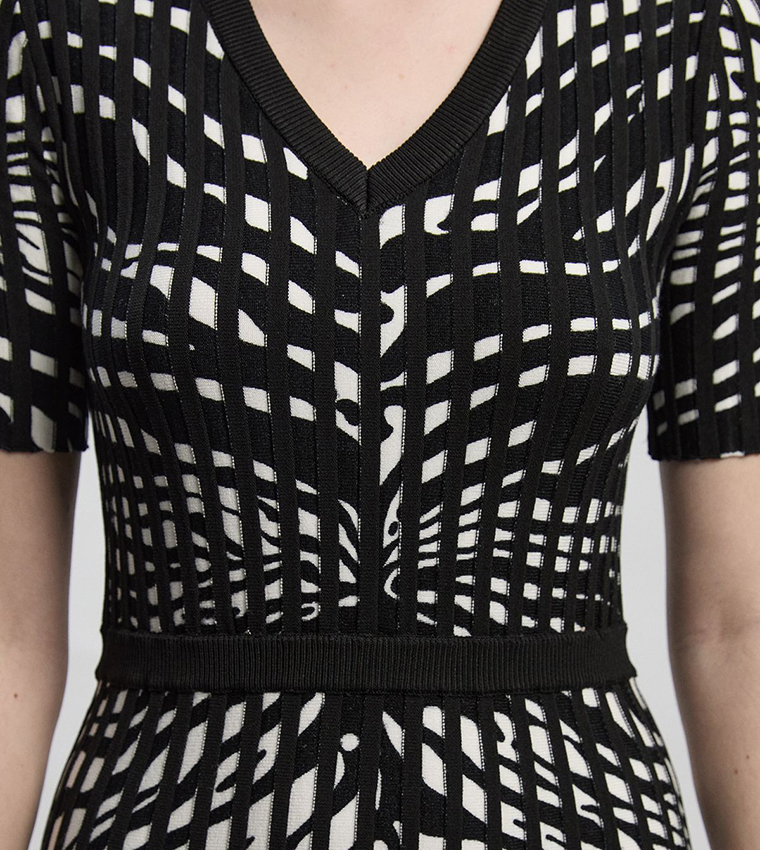 Zebra Jacquard Knit Full Skirted Short Sleeves Midi Dress