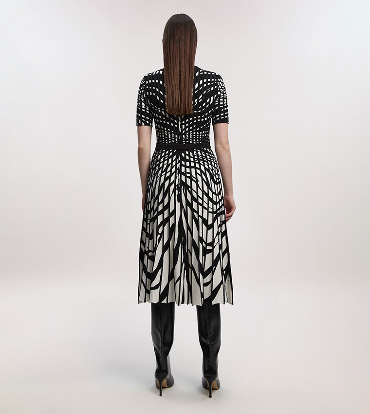 Zebra Jacquard Knit Full Skirted Short Sleeves Midi Dress