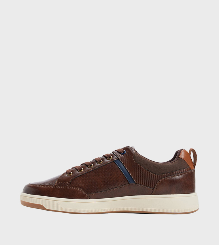 BOOSTER Round Toe Low Top Sneakers