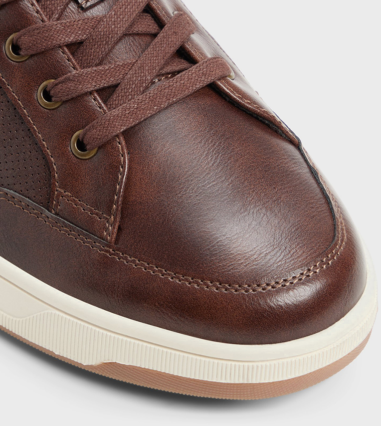 BOOSTER Round Toe Low Top Sneakers