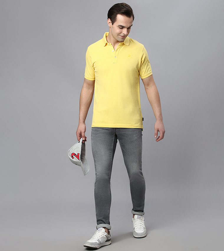 تيشيرت بولو مطرز بأكمام قصيرة و شعار الماركة 