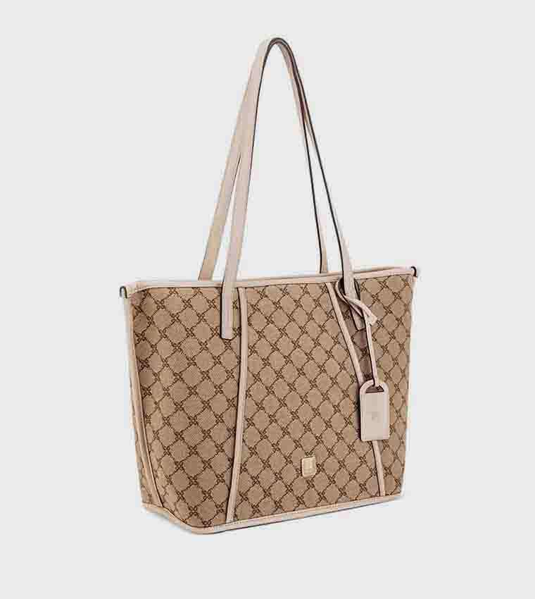 شنطة توت نسائية بنقشة مونوغرام 