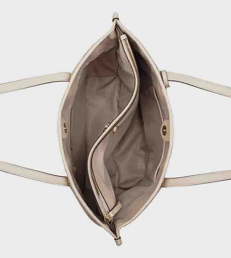 شنطة توت نسائية بنقشة مونوغرام 