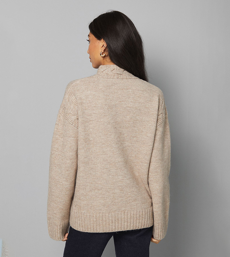 سويتر محبوك بياقة عالية