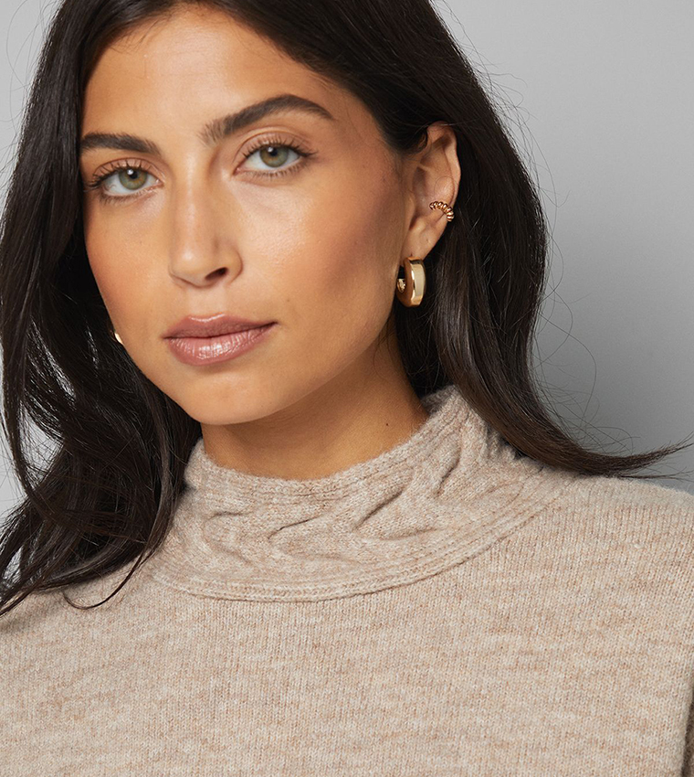 سويتر محبوك بياقة عالية