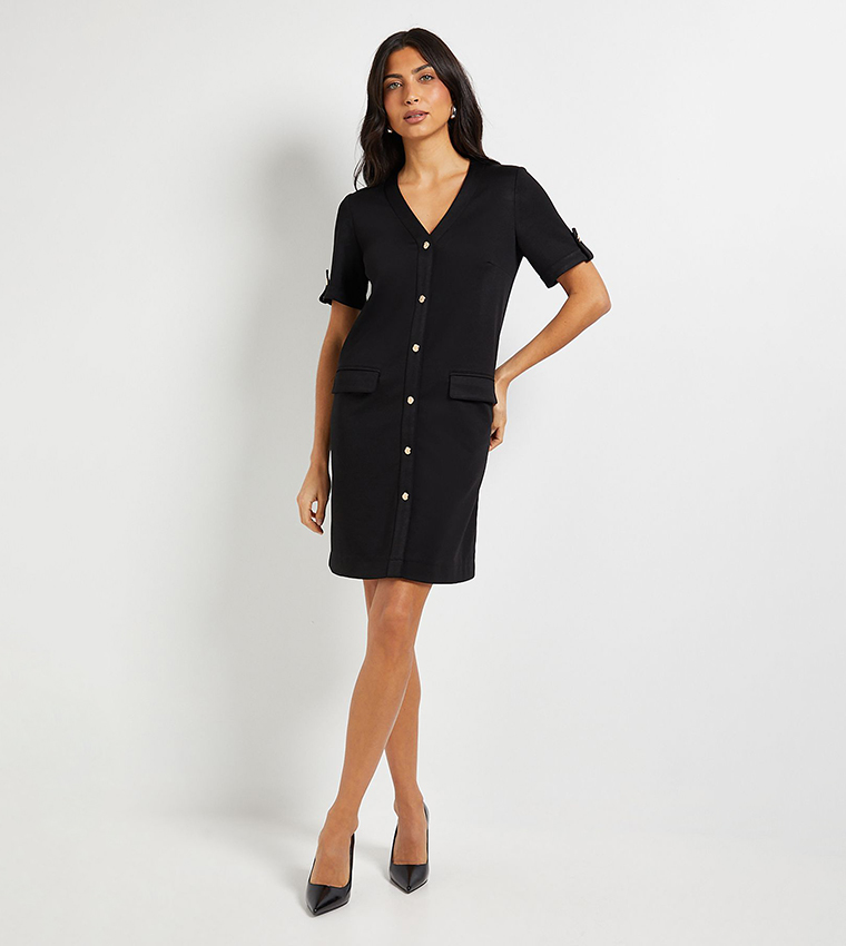 فستان قصير بقصة مستقيمة بأزرار