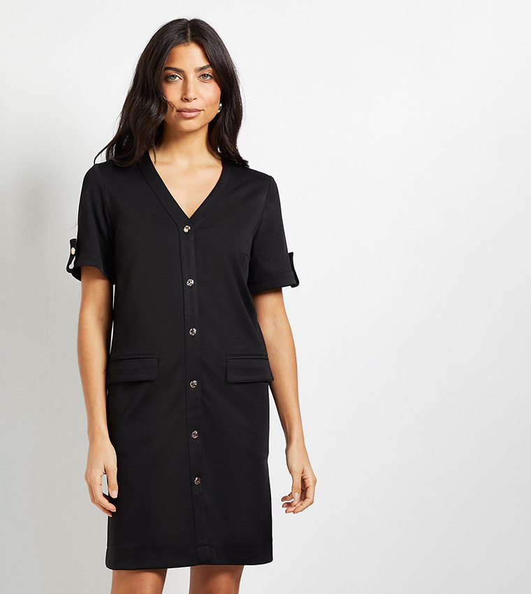 فستان قصير بقصة مستقيمة بأزرار