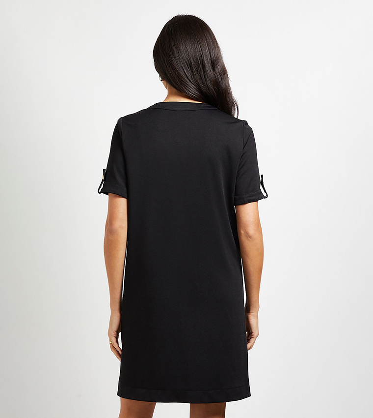 فستان قصير بقصة مستقيمة بأزرار