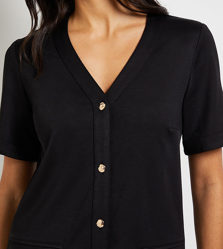 فستان قصير بقصة مستقيمة بأزرار