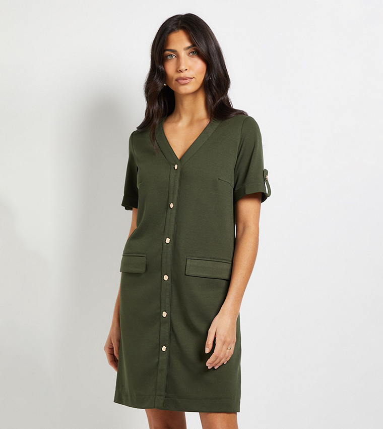 فستان قصير بقصة مستقيمة بأزرار