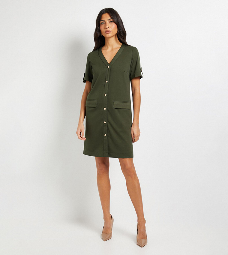 فستان قصير بقصة مستقيمة بأزرار