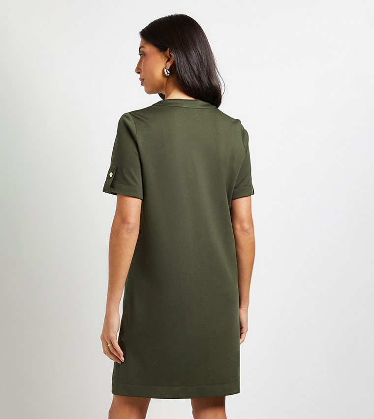 فستان قصير بقصة مستقيمة بأزرار