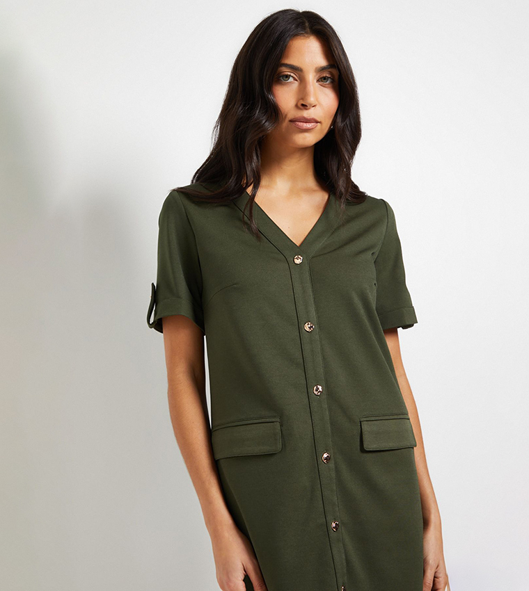 فستان قصير بقصة مستقيمة بأزرار