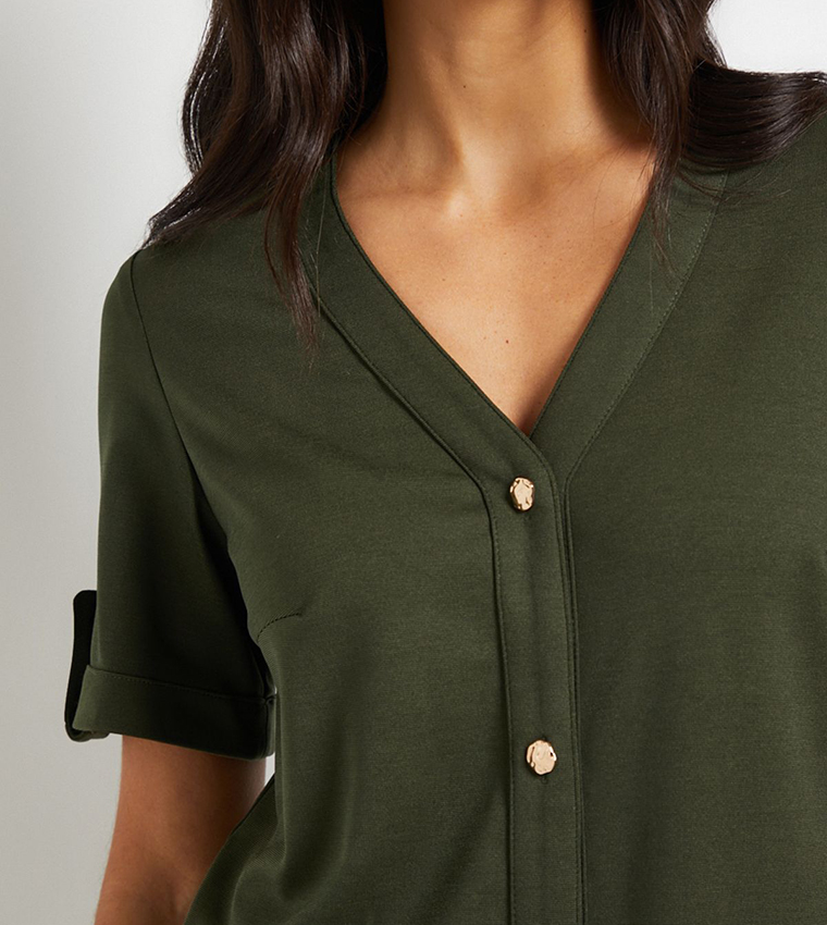 فستان قصير بقصة مستقيمة بأزرار