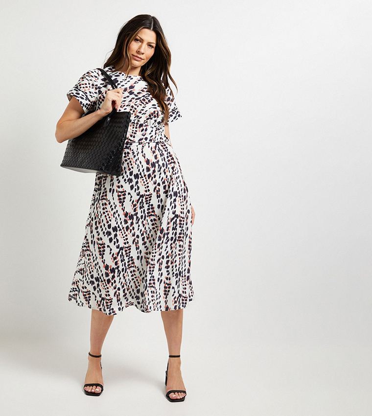 فستان ميدي كم قصير بعقدة بطبعة