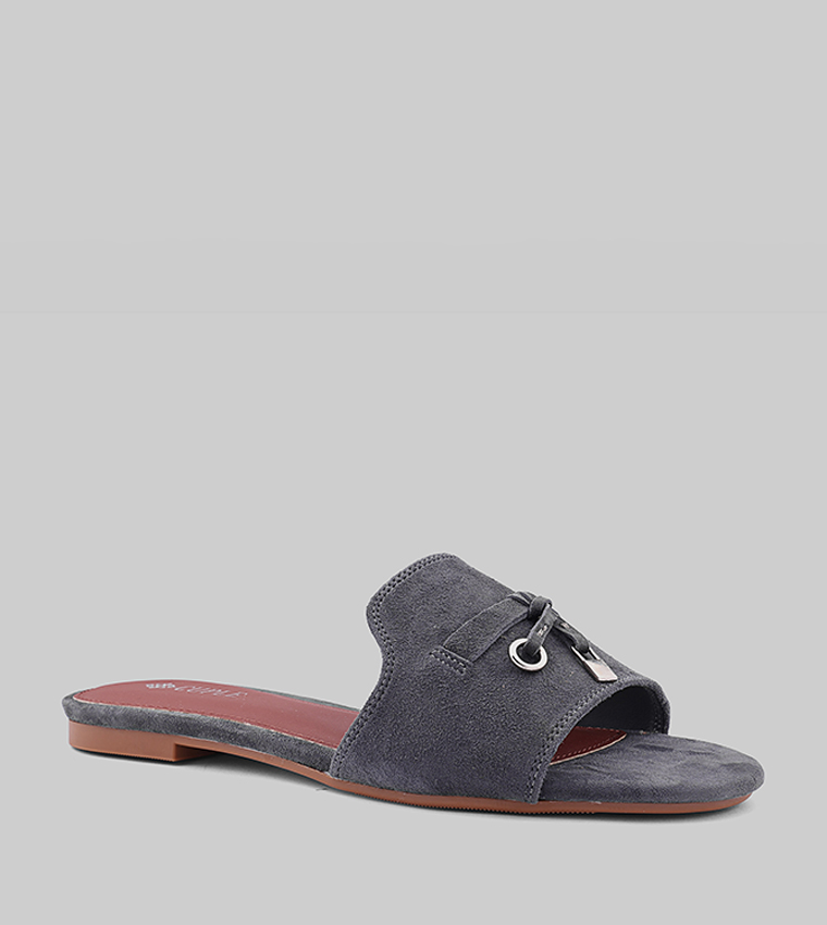 صندل فلات بمقدمة مفتوحة وشراشيب