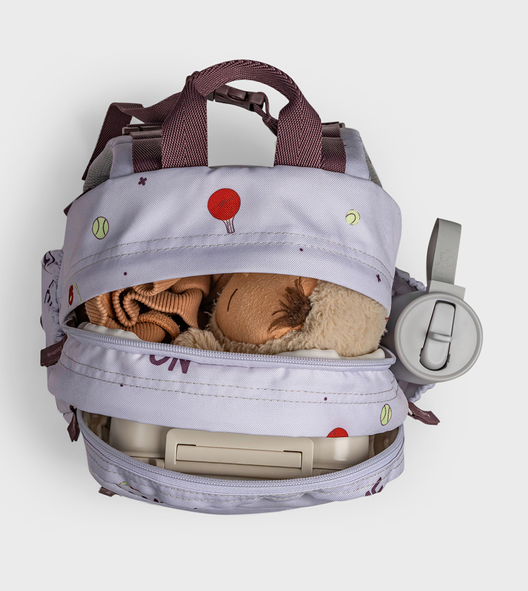 شنطة ظهر متوسطة بجيب أمامي وطبعة