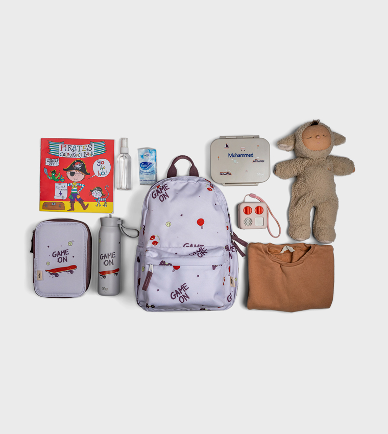 شنطة ظهر متوسطة بجيب أمامي وطبعة